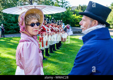 Badewanne, Somerset, UK. 14 Sep, 2019. Jane Austen Fans sind abgebildet, die sich an der weltberühmten Grand Regency kostümierten Promenade. Die Promenade, Teil der 10 Tag Jane Austen Festival ist eine Prozession durch die Straßen von Bath, die Teilnehmer, die aus allen Teilen der Welt im 18. Jahrhundert Kleid Kostüm kommen. Credit: lynchpics/Alamy leben Nachrichten Stockfoto