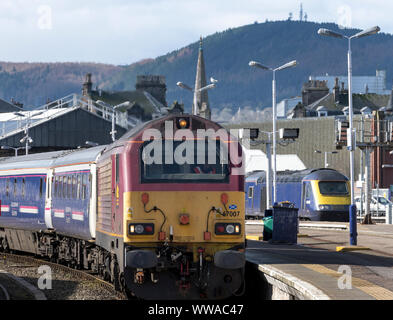 British Rail Class 67 BO-BO diesel-elektrischen Lokomotive in der EWS-LIVERY am Kopf der Caledonian Sleeper am Bahnhof Inverness, Inverness, Großbritannien Stockfoto