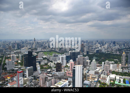 Panoramablick auf die Skyline von Bangkok von oben vom Gipfel (314 m) der King Power MahaNakhon 78 Etagen Hochhaus Stockfoto