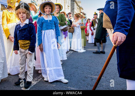 Badewanne, Somerset, UK. 14 Sep, 2019. Jane Austen Fans sind abgebildet, die sich an der weltberühmten Grand Regency kostümierten Promenade. Die Promenade, Teil der 10 Tag Jane Austen Festival ist eine Prozession durch die Straßen von Bath, die Teilnehmer, die aus allen Teilen der Welt im 18. Jahrhundert Kleid Kostüm kommen. Credit: lynchpics/Alamy leben Nachrichten Stockfoto