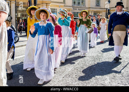 Badewanne, Somerset, UK. 14 Sep, 2019. Jane Austen Fans sind abgebildet, die sich an der weltberühmten Grand Regency kostümierten Promenade. Die Promenade, Teil der 10 Tag Jane Austen Festival ist eine Prozession durch die Straßen von Bath, die Teilnehmer, die aus allen Teilen der Welt im 18. Jahrhundert Kleid Kostüm kommen. Credit: lynchpics/Alamy leben Nachrichten Stockfoto