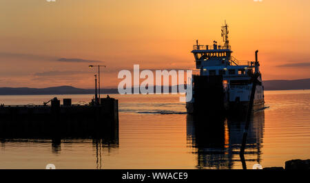 Caledonian MacBrayne Auto- und Passagierfähre Ansätze Largs, North Ayrshire, Schottland, Großbritannien Stockfoto