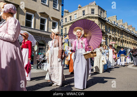 Badewanne, Somerset, UK. 14 Sep, 2019. Jane Austen Fans sind abgebildet, die sich an der weltberühmten Grand Regency kostümierten Promenade. Die Promenade, Teil der 10 Tag Jane Austen Festival ist eine Prozession durch die Straßen von Bath, die Teilnehmer, die aus allen Teilen der Welt im 18. Jahrhundert Kleid Kostüm kommen. Credit: lynchpics/Alamy leben Nachrichten Stockfoto