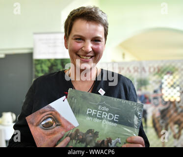 14. September 2019, Brandenburg, Neustadt (Dosse): Jana Härter präsentiert ihr Buch über den Staat Stud. Das Brandenburgische Haupt- und Landgestüt wird ihre Pferde am 14., 21. und 28. September vorlegen. Foto: Bernd Settnik/dpa-Zentralbild/dpa Stockfoto