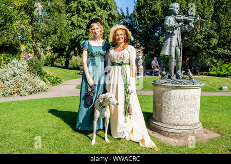 Badewanne, Somerset, UK. 14 Sep, 2019. Jane Austen Fans, die sich an der weltberühmten Grand Regency kostümierten Promenade sind dargestellt in der Badewanne Parade Gardens. Die Promenade, Teil der 10 Tag Jane Austen Festival ist eine Prozession durch die Straßen von Bath, die Teilnehmer, die aus allen Teilen der Welt im 18. Jahrhundert Kleid Kostüm kommen. Credit: lynchpics/Alamy leben Nachrichten Stockfoto