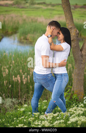 Liebe Paar in Liebe romantische Sommer Feld. Stockfoto