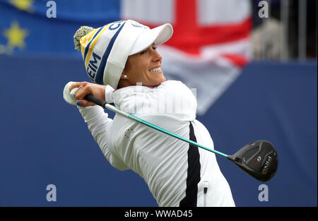 Das Team Europa Azahara Munoz Stücke weg die 1. während der FOURBALL am Tag zwei des Solheim Cup 2019 in Gleneagles Golf Club, Auchterarder. Stockfoto