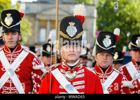 Badewanne, Somerset, UK. 14 Sep, 2019. Mitglieder des Re-enactment Group, Seiner Majestät 33rd Regiment von Fuß abgebildet marschieren entlang der Great Pulteney Street, wie Sie in der berühmten Grand Regency kostümierten Promenade. Die Promenade, Teil der 10 Tag Jane Austen Festival ist eine Prozession durch die Straßen von Bath, die Teilnehmer, die aus allen Teilen der Welt im 18. Jahrhundert Kleid Kostüm kommen. Credit: lynchpics/Alamy leben Nachrichten Stockfoto