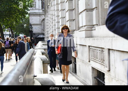 NICKY MORGAN MP ENTLANG WHITEHALL, Westminster, London, Großbritannien, AM 10. SEPTEMBER 2019. Staatssekretär für digitale KULTUR, MEDIEN UND SPORT. Mitglied des Europäischen Parlaments für LOUGHBOROUGH WAHLKREIS. Konservative Partei MPS. TORY MPS. Regierung. Kabinett. BÜRO. Die britischen Politiker. Politik. BORIS JOHNSON REGIERUNG. Stockfoto