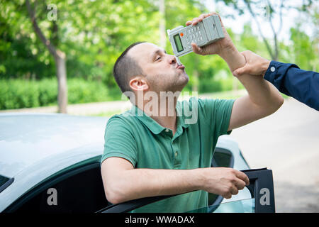 Treiber an, da der Betreff für Alkoholgehalt mit Verwendung von breathalyser zu testen Stockfoto