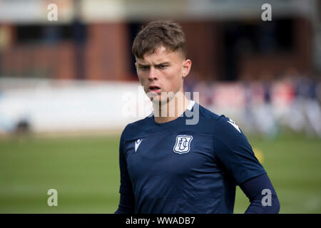 Dens Park, Dundee, Schottland, Großbritannien. 14. September 2019;;;;;;;; Schottische Meisterschaft, Dundee Football Club gegenüber Alloa Athletic; Josh McPake von Dundee während der Aufwärmphase vor dem Spiel - Redaktionelle Verwendung Credit: Aktion Plus Sport Bilder/Alamy leben Nachrichten Stockfoto