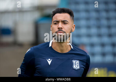 Dens Park, Dundee, Schottland, Großbritannien. 14. September 2019;;;;;;;; Schottische Meisterschaft, Dundee Football Club gegenüber Alloa Athletic; Kane Hemmings von Dundee während der Aufwärmphase vor dem Spiel - Redaktionelle Verwendung Credit: Aktion Plus Sport Bilder/Alamy leben Nachrichten Stockfoto