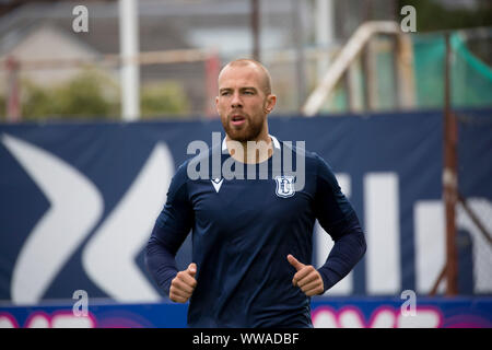 Dens Park, Dundee, Schottland, Großbritannien. 14. September 2019;;;;;;;; Schottische Meisterschaft, Dundee Football Club gegenüber Alloa Athletic; Jordon Forster von Dundee während der Aufwärmphase vor dem Spiel - Redaktionelle Verwendung Credit: Aktion Plus Sport Bilder/Alamy leben Nachrichten Stockfoto