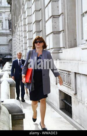 NICKY MORGAN MP ENTLANG WHITEHALL, Westminster, London, Großbritannien, AM 10. SEPTEMBER 2019. Staatssekretär für digitale KULTUR, MEDIEN UND SPORT. Mitglied des Europäischen Parlaments für LOUGHBOROUGH WAHLKREIS. Konservative Partei MPS. TORY MPS. Regierung. Kabinett. BÜRO. Die britischen Politiker. Politik. BORIS JOHNSON REGIERUNG. Stockfoto