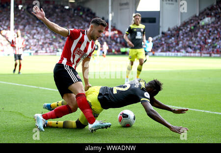 Von Sheffield United George Baldock (links) und Southampton Moussa Djenepo Kampf um den Ball während der Premier League Match an der Bramall Lane, Sheffield. Stockfoto