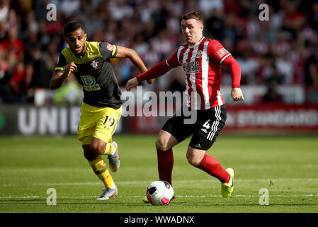 Von Southampton Sofiane Boufal (links) und Sheffield United ist John Fleck (rechts) Kampf um den Ball während der Premier League Match an der Bramall Lane, Sheffield. Stockfoto