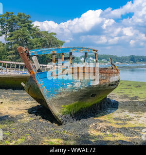 Bretagne, ein Schiffswrack auf dem berder Insel, am Strand bei Ebbe Stockfoto