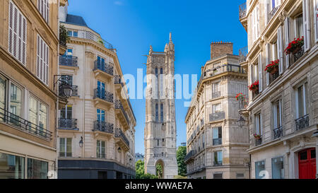 Paris, die Saint-Jacques Turm, Ansicht von einer typischen Straße im Zentrum Stockfoto