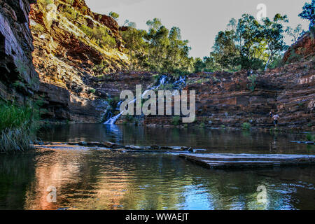 Wandern und Schwimmen im Karijini Nationalparkfreundliche Campingplätze, Western Australia mit schönen Felsformationen Stockfoto