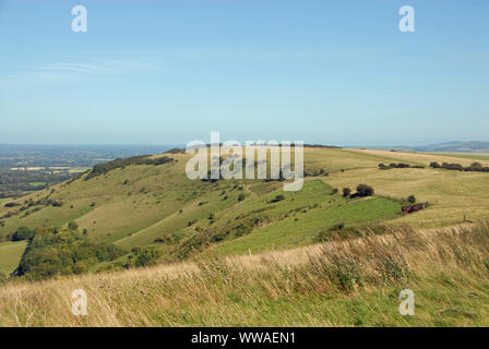 Nationalparks South Downs, Sussex, England, UK. Blick von Ditchling Beacon Parkplatz nach Osten entlang der Route der South Downs Way. Der South Downs. Stockfoto