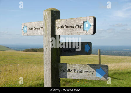 Nationalparks South Downs, Sussex, England, UK. Ein Wegweiser zeigt die Route der South Downs Way mit Blick auf die Sussex Weald. South Downs Way. Stockfoto