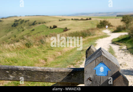 Nationalparks South Downs, Sussex, England, UK. Ein Zeichen auf ein Tor in der Nähe von Ditchling Beacon Parkplatz zeigt die Route der South Downs Way National Trail. Stockfoto