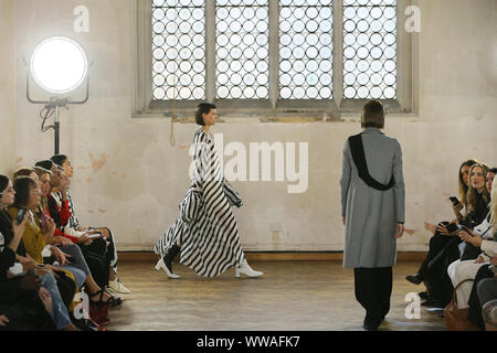 Modelle auf dem Laufsteg von Sharon Wauchob Frühjahr/Sommer 2020 London Fashion Week zeigen im St Cyprian's Church, London. Stockfoto