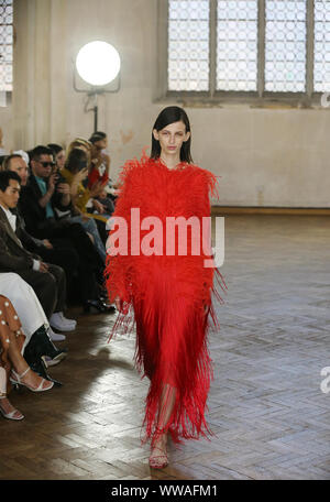 Modelle auf dem Laufsteg von Sharon Wauchob Frühjahr/Sommer 2020 London Fashion Week zeigen im St Cyprian's Church, London. Stockfoto