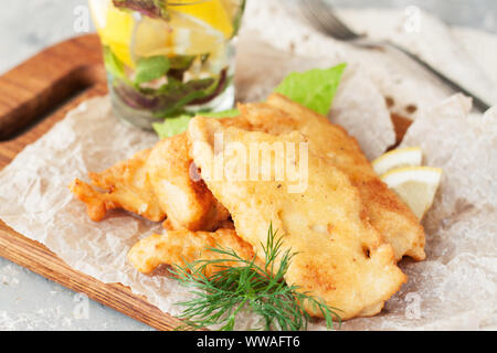 Fischgericht - Kabeljau in Teig mit Zitronenscheiben für ein gesundes und komfortables Diät Stockfoto