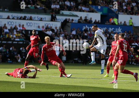 Swansea, Großbritannien. 14 Sep, 2019. Borja Baston von Swansea City Credit: Schießt auf Ziel, sondern sieht es blockiert. EFL Skybet Meisterschaft übereinstimmen, Swansea City v Nottingham Forest am Liberty Stadium in Swansea am Samstag, dem 14. September 2019. Dieses Bild dürfen nur für redaktionelle Zwecke verwendet werden. Nur die redaktionelle Nutzung, eine Lizenz für die gewerbliche Nutzung erforderlich. Keine Verwendung in Wetten, Spiele oder einer einzelnen Verein/Liga/player Publikationen. pic von Andrew Obstgarten/Andrew Orchard sport Fotografie/Alamy leben Nachrichten Stockfoto