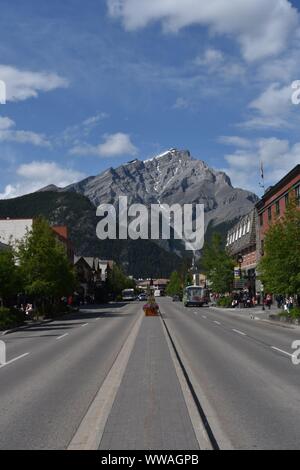 Banff Avenue in Banff, Ansicht von Cascade Mountain, Alberta, Kanada Stockfoto