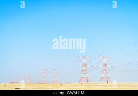 Hochspannung Überlandleitungen in Abu Dhabi Wüste Stockfoto