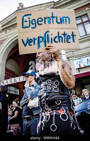 Berlin, Deutschland. 14 Sep, 2019. Ein Teilnehmer hält ein Schild mit der Aufschrift "Eigentum" bei der Kundgebung 'Markthalle 9 verpflichtet: Kiezmarkthalle anstelle von Luxus-Food-Halle-für eine soziale Stadt für alle!". Die möglichen Abfahrt der Discounter aus der Markthalle im Bezirk Kreuzberg weiter Debatte zu generieren. Credit: Carsten Koall/dpa/Alamy leben Nachrichten Stockfoto