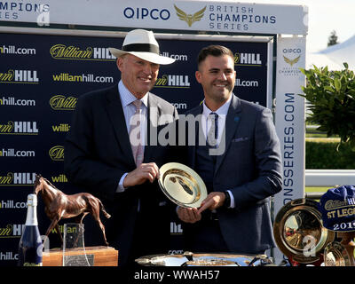 Gewinnen Trainer John gosden (Links) ist mit einer Trophäe nach seinem Pferd Logiker geritten von Frankie Dettori gewinnt den William Hill St Leger Stakes während Tag vier der William Hill St Leger Festival in Doncaster Racecourse vorgestellt. Stockfoto