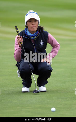 Das Team Europa Celine Boutier richtet einen Schlag am 8. während der FOURBALL am Tag zwei des Solheim Cup 2019 in Gleneagles Golf Club, Auchterarder. Stockfoto