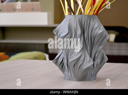 Eine graue Vase auf einem 3D-Drucker gedruckt steht auf einem Tisch im Inneren schließen. Progressive moderne additive Technologien 4.0 industrielle Revolution Stockfoto
