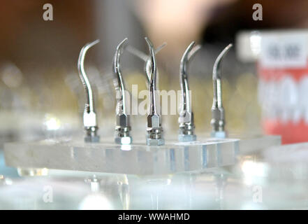 Zahnmedizinische Werkzeuge close-up auf unscharfen Hintergrund Kopie spase Stockfoto