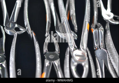 Viele Metall zahnmedizinische Instrumente close-up Platz kopieren Stockfoto