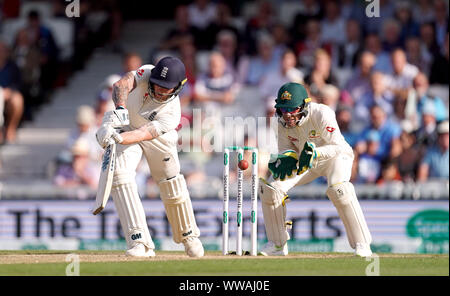 England's Ben schürt gereinigt wird von der Australischen Nathan Lyon bei Tag drei der fünften Testspiel am Kia Oval, London gerollt. Stockfoto