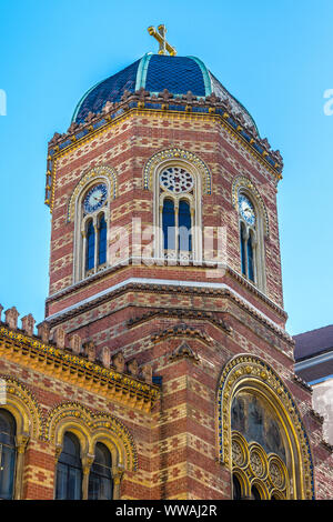 Uhr- und Glockenturm der Griechisch-orthodoxen Kirche der Heiligen Dreifaltigkeit, Fleischmarkt, Wien, Österreich. Stockfoto
