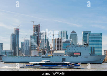 Greenwich, London, UK. 14. September 2019. Vorbei an der Canary Wharf - Die königliche Flotte Auxillery Schiff Lyme Bay Blätter Greenwich bei London International Versand Woche. Credit: Guy Bell/Alamy leben Nachrichten Stockfoto