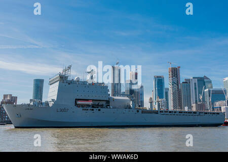 Greenwich, London, UK. 14. September 2019. Vorbei an der Canary Wharf - Die königliche Flotte Auxillery Schiff Lyme Bay Blätter Greenwich bei London International Versand Woche. Credit: Guy Bell/Alamy leben Nachrichten Stockfoto