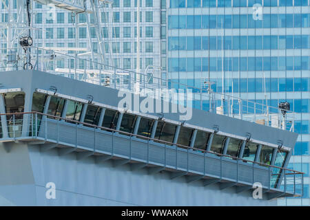 Greenwich, London, UK. 14. September 2019. Vorbei an der Canary Wharf - Die königliche Flotte Auxillery Schiff Lyme Bay Blätter Greenwich bei London International Versand Woche. Credit: Guy Bell/Alamy leben Nachrichten Stockfoto