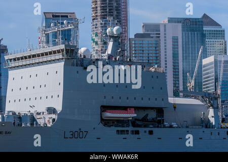 Greenwich, London, UK. 14. September 2019. Vorbei an der Canary Wharf - Die königliche Flotte Auxillery Schiff Lyme Bay Blätter Greenwich bei London International Versand Woche. Credit: Guy Bell/Alamy leben Nachrichten Stockfoto