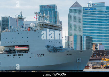 Greenwich, London, UK. 14. September 2019. Vorbei an der Canary Wharf - Die königliche Flotte Auxillery Schiff Lyme Bay Blätter Greenwich bei London International Versand Woche. Credit: Guy Bell/Alamy leben Nachrichten Stockfoto