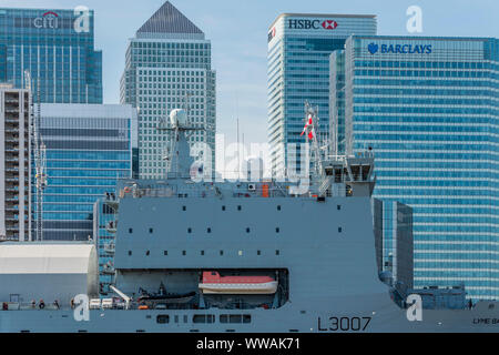 Greenwich, London, UK. 14. September 2019. Vorbei an der Canary Wharf - Die königliche Flotte Auxillery Schiff Lyme Bay Blätter Greenwich bei London International Versand Woche. Credit: Guy Bell/Alamy leben Nachrichten Stockfoto