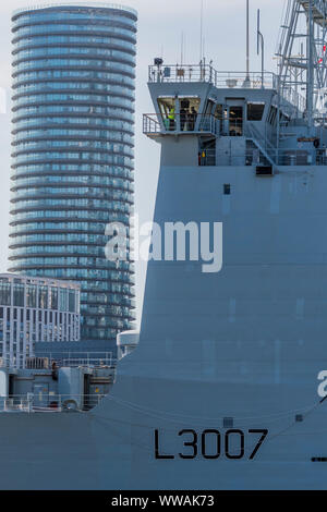 Greenwich, London, UK. 14. September 2019. Vorbei an der Canary Wharf - Die königliche Flotte Auxillery Schiff Lyme Bay Blätter Greenwich bei London International Versand Woche. Credit: Guy Bell/Alamy leben Nachrichten Stockfoto