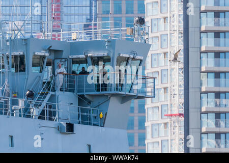 Greenwich, London, UK. 14. September 2019. Vorbei an der Canary Wharf - Die königliche Flotte Auxillery Schiff Lyme Bay Blätter Greenwich bei London International Versand Woche. Credit: Guy Bell/Alamy leben Nachrichten Stockfoto