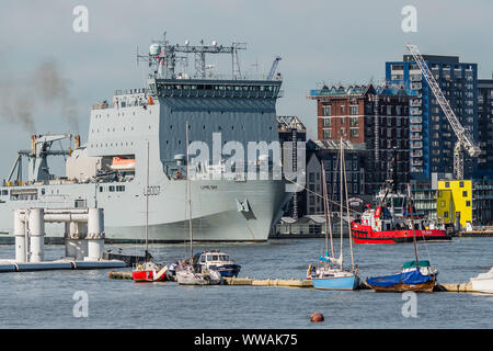 Greenwich, London, UK. 14. September 2019. Die königliche Flotte Auxillery Schiff Lyme Bay Blätter Greenwich bei London International Versand Woche. Credit: Guy Bell/Alamy leben Nachrichten Stockfoto