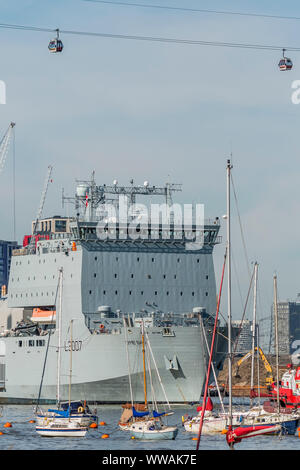 Greenwich, London, UK. 14. September 2019. Unter der Skyline - Die königliche Flotte Auxillery Schiff Lyme Bay Blätter Greenwich bei London International Versand Woche. Credit: Guy Bell/Alamy leben Nachrichten Stockfoto